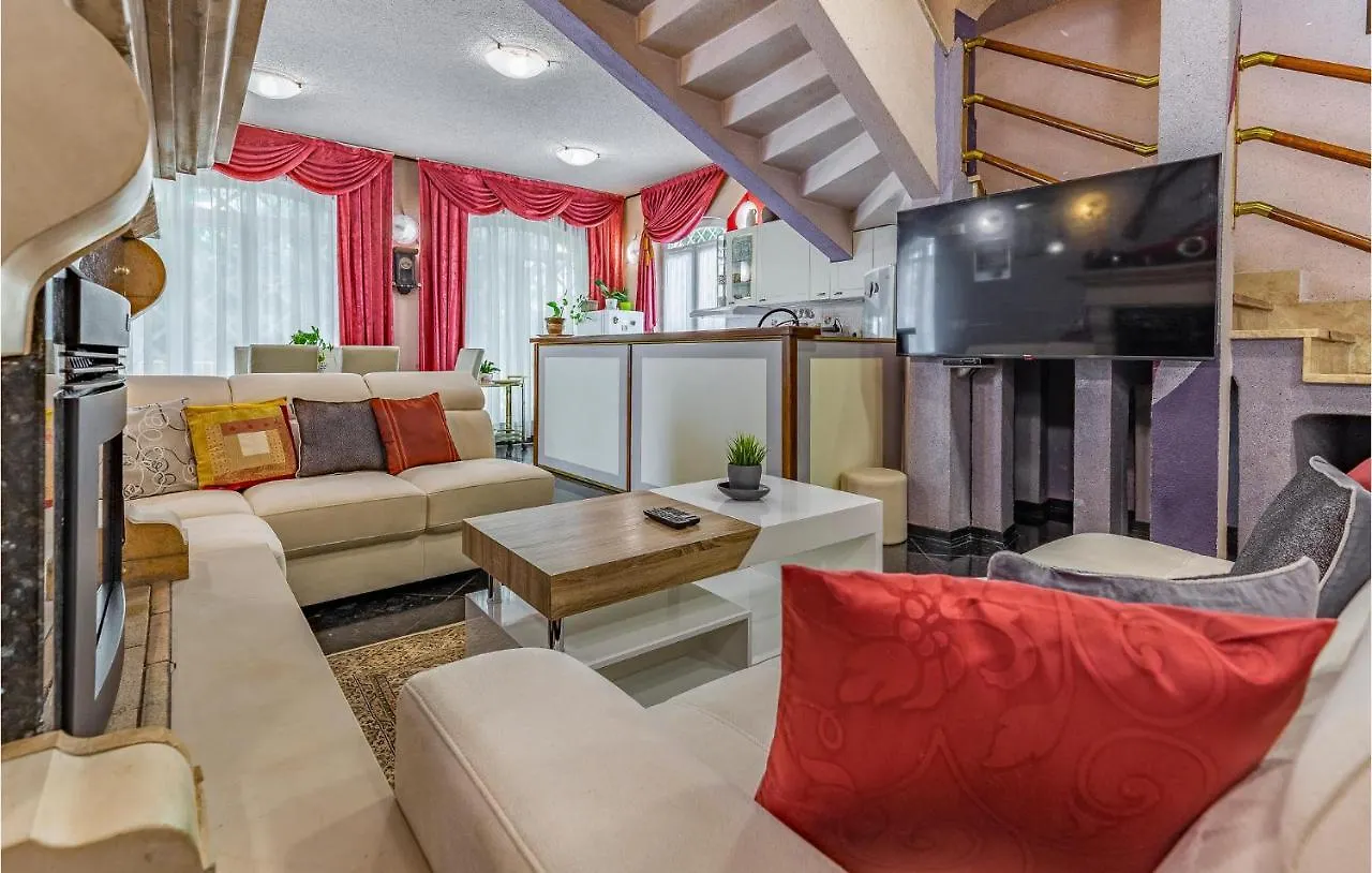 Cozy Home In Medulin With Kitchen 別荘