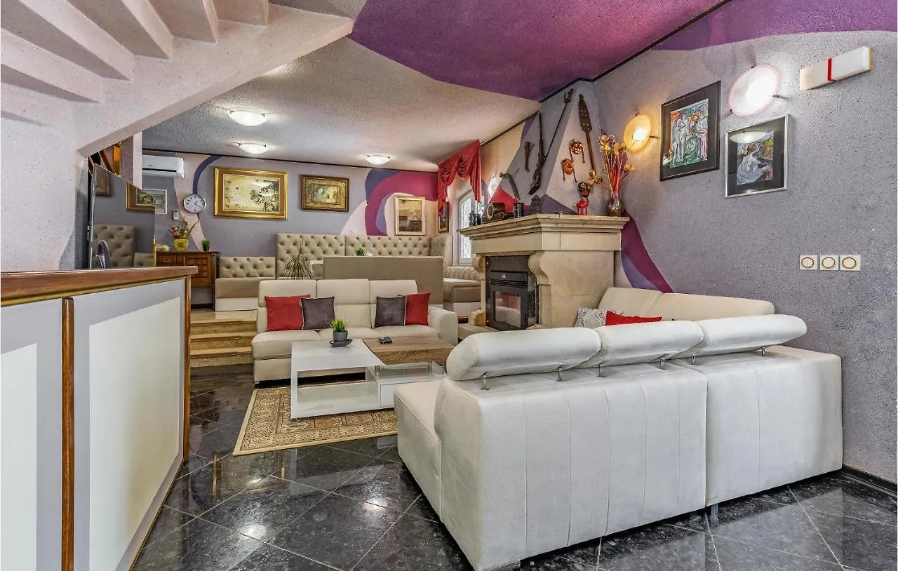 Cozy Home In Medulin With Kitchen