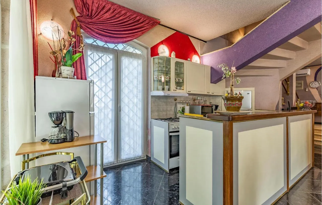 Cozy Home In Medulin With Kitchen