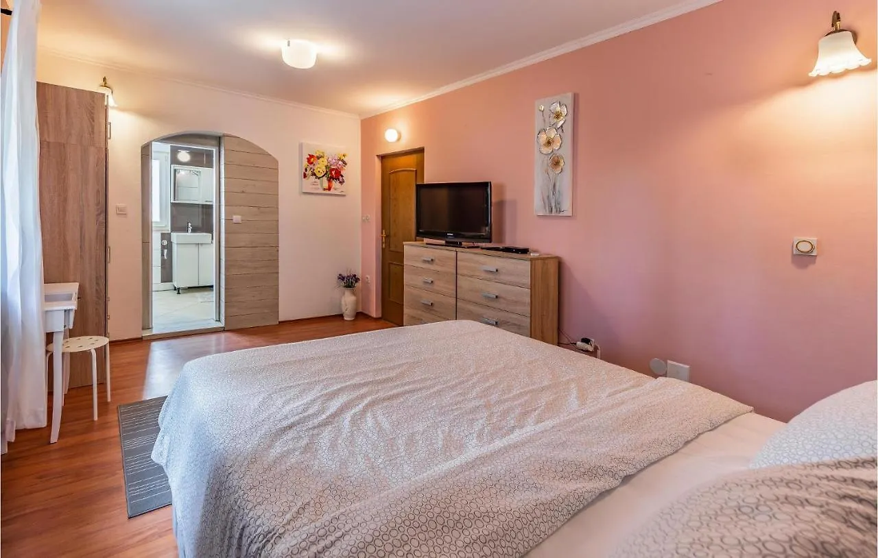 Cozy Home In Medulin With Kitchen